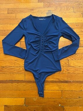 Abercrombie & Fitch Royal V‑Neck Long Sleeve Ruched Bodysuit